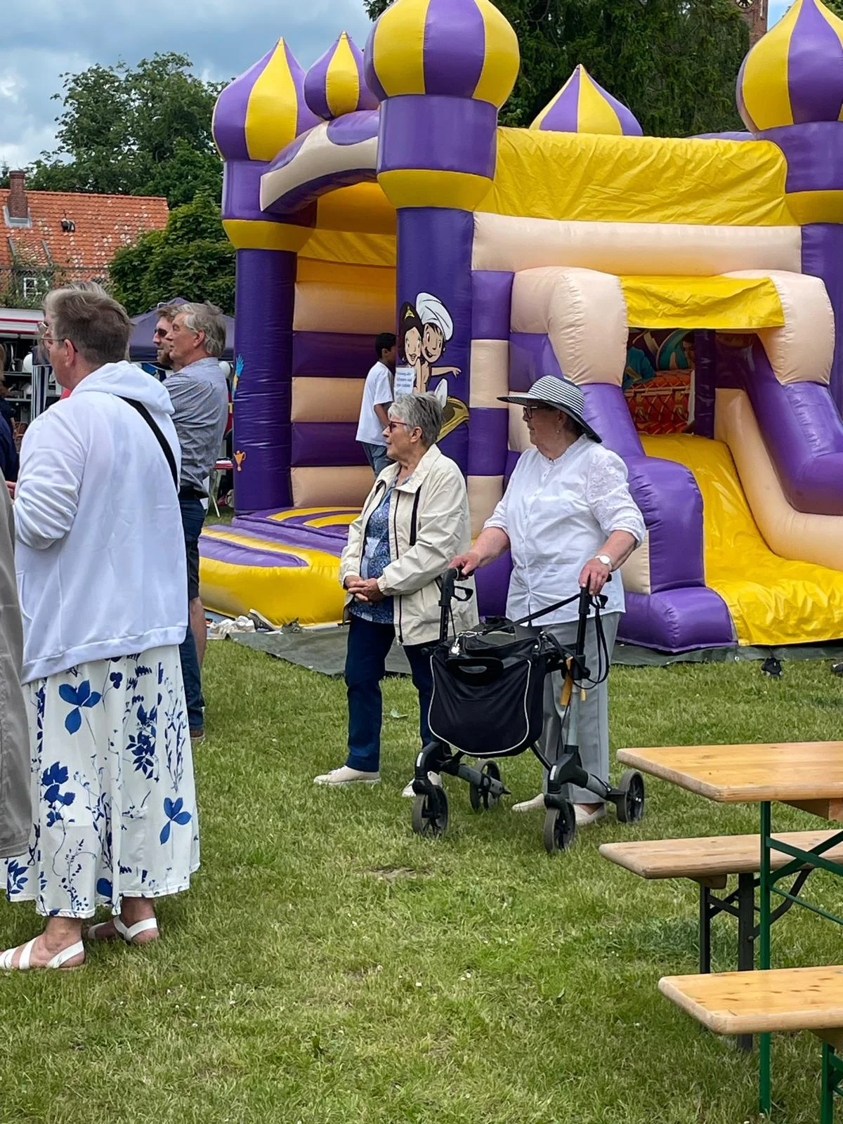 Bild: Spiel und Spaß auf der Hüpfburg