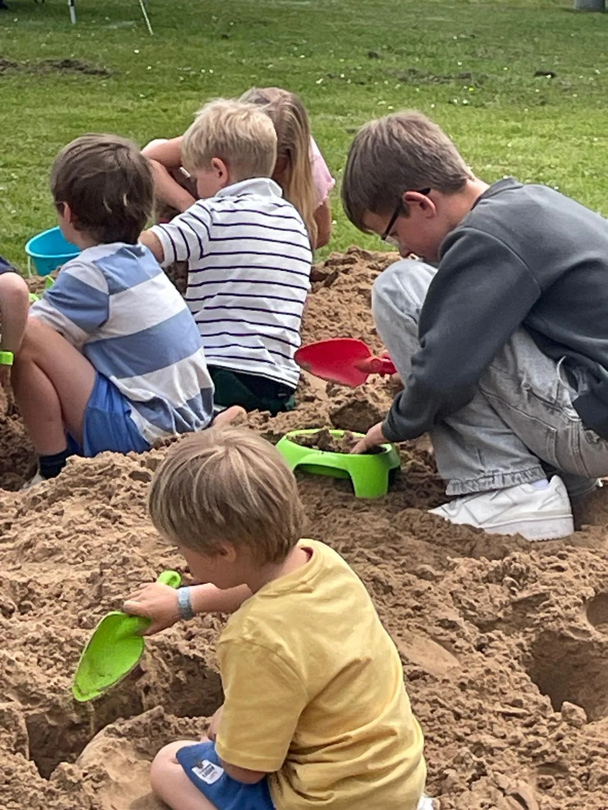 Bild: Groß und Klein beim Buddeln