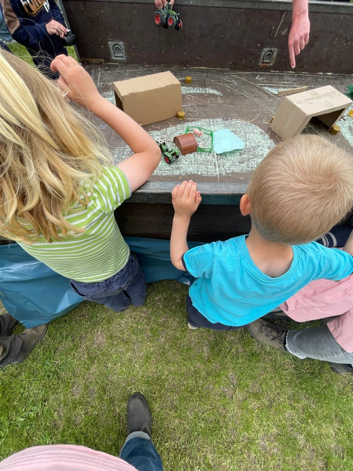 Bild: Spaß beim Treckerfahren Elternschaft Grundschule