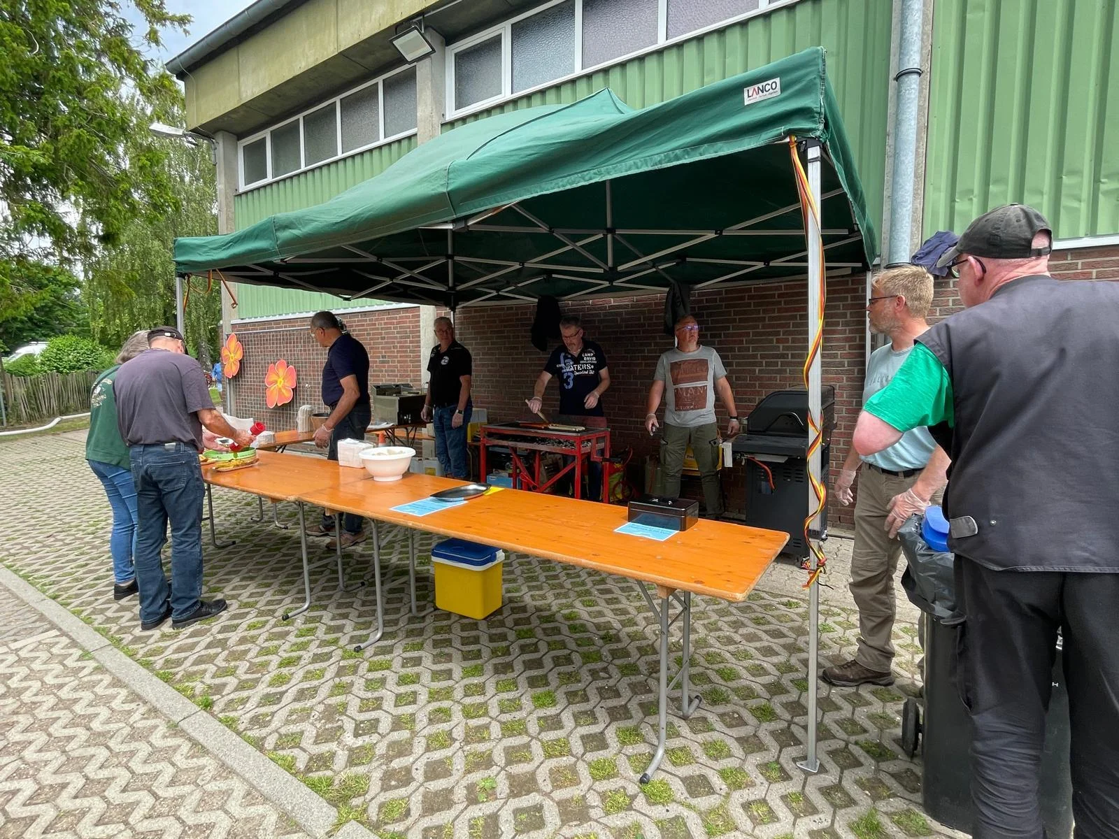 Bild: Kirchengemeinderat beim Grillen