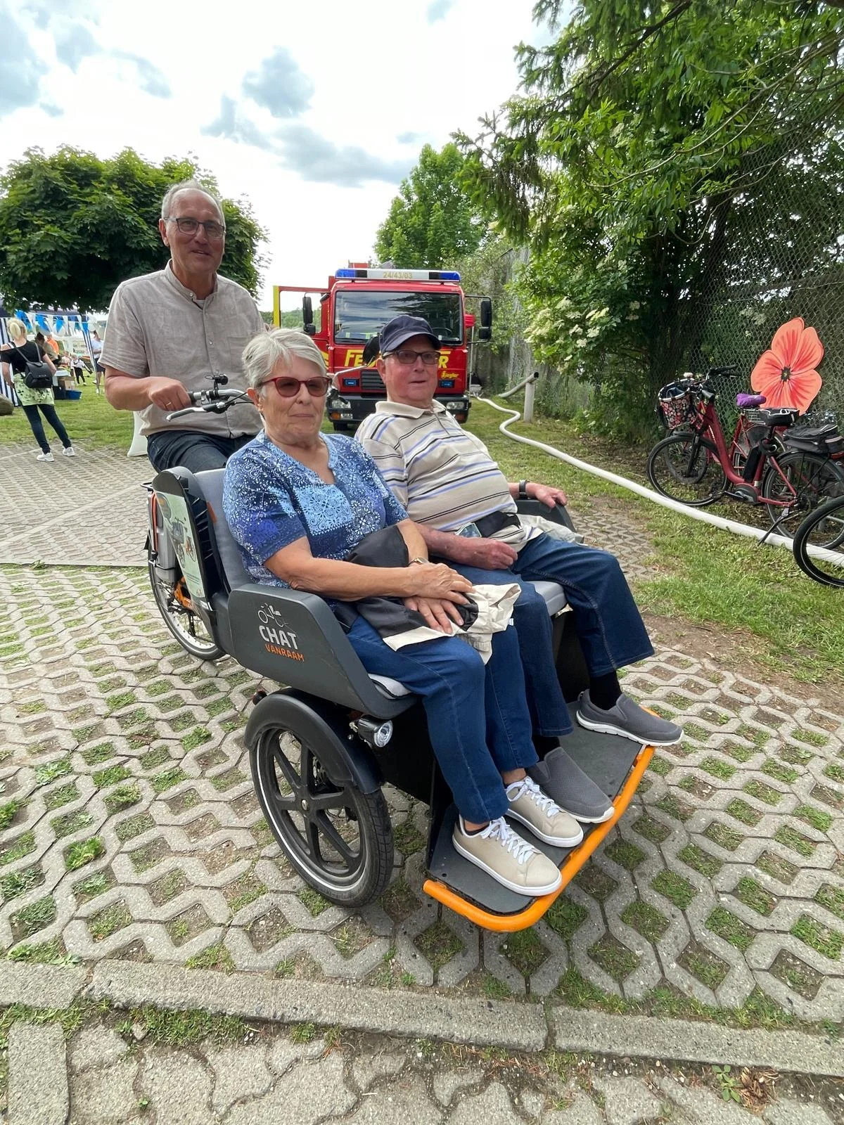 Bild: Eine Runde mit der Rikscha durchs Dorf
