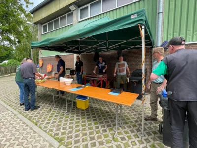 Vorschaubild: Kirchengemeinderat beim Grillen