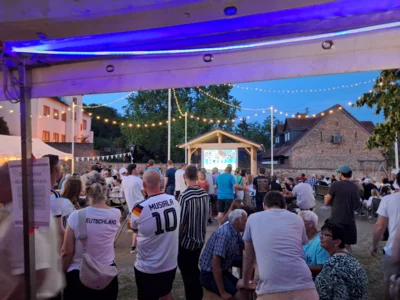 Public Viewing  (Bild vergr&ouml;&szlig;ern)
