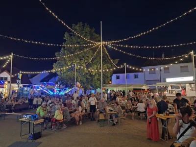 Public Viewing  (Bild vergr&ouml;&szlig;ern)
