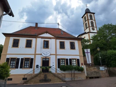 Pfarrhaus und Schlosskirche  (Bild vergr&ouml;&szlig;ern)