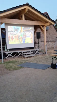 Public Viewing  (Bild vergr&ouml;&szlig;ern)