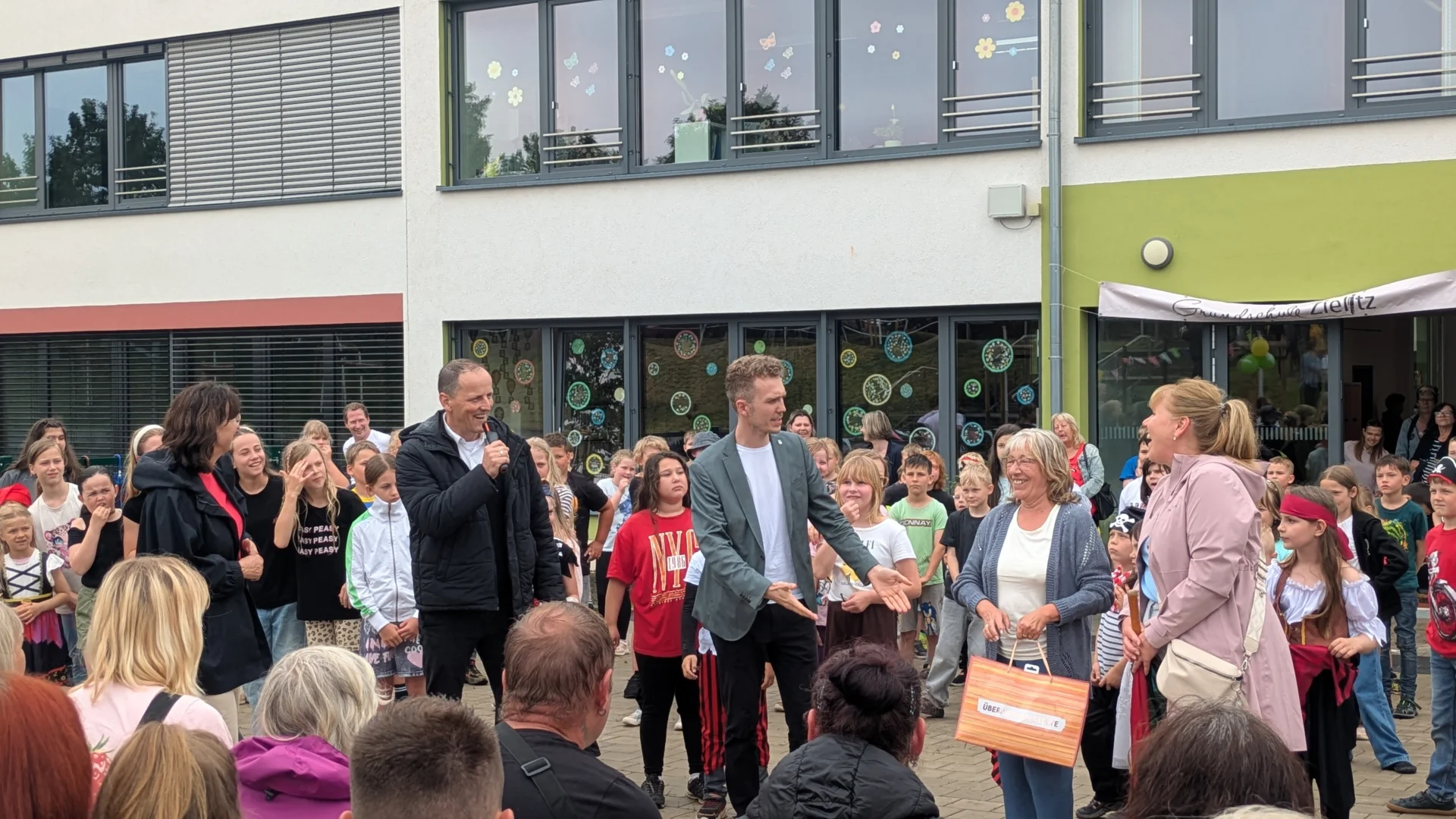 Bild: Übergabe der Außenanlagen von Grundschulen und Hort