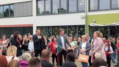 &Uuml;bergabe der Au&szlig;enanlagen von Grundschulen und Hort  (Bild vergr&ouml;&szlig;ern)