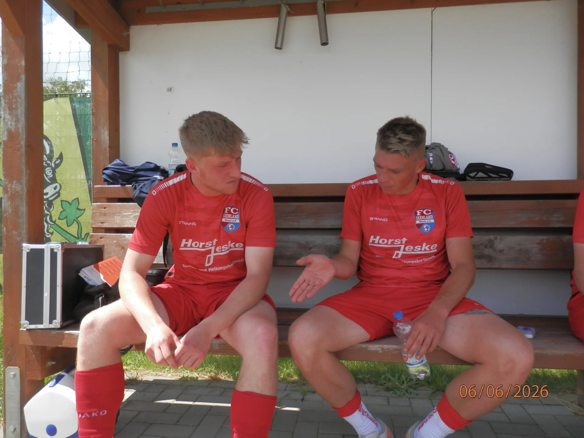 Bild: Trotz einer deutlichen 3:0 Halbzeitführung im vergangenen Auswärtsspiel, gab es noch in der Halbzeitpause, hier intensives Pausengespräch zwischen Hannes Brandenburg (r.) und Finn Ole Hannemann (7 Tore), ,,Einiges