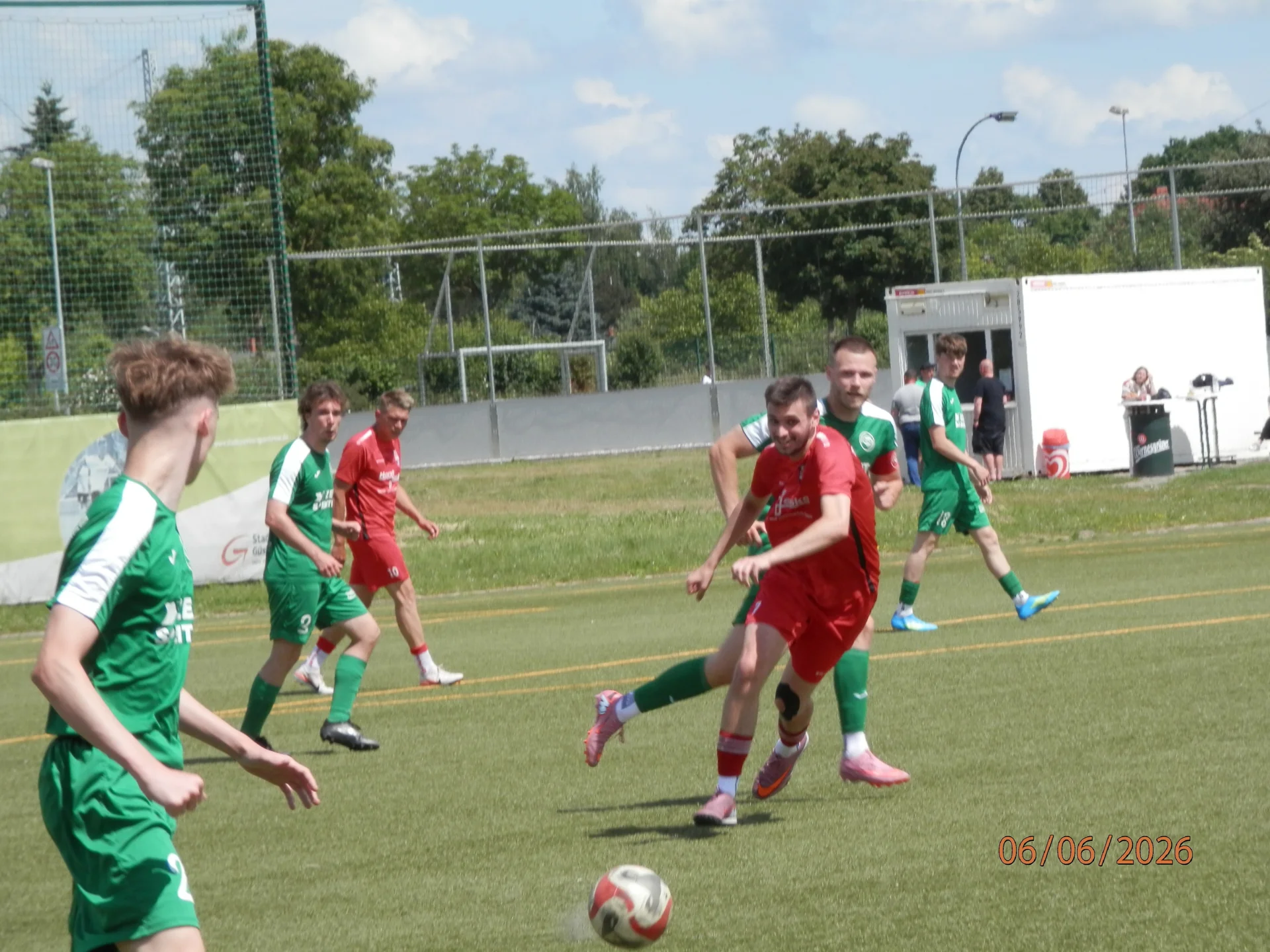 Bild: Mit einem 3:1 Auswärtserfolg beim Güstrower SC II, holten die Glammsee Kicker, hier mit resolutem Einsatz von Mittelfeldspieler Max Levetzow (m.in Rot), schon am vorletzten Spieltag den Meistertitel.