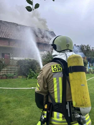 Foto des Albums: 22.07.2024 B_2- Grafhorster Str. Danndorf- Feuer im Garten (Später erhöht auf B_3 Gebäudebrand)