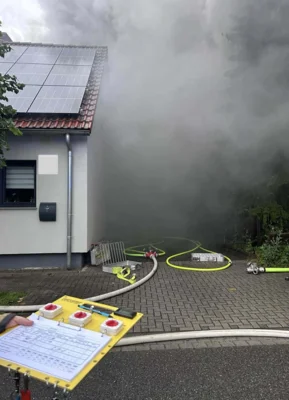 Foto des Albums: 22.07.2024 B_2- Grafhorster Str. Danndorf- Feuer im Garten (Später erhöht auf B_3 Gebäudebrand)