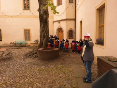 Da verstecken wir uns mal lieber und halten uns die Ohren zu.  (Bild vergr&ouml;&szlig;ern)