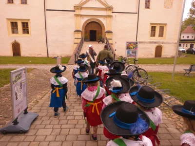 Im Gleichschritt marsch!  (Bild vergr&ouml;&szlig;ern)