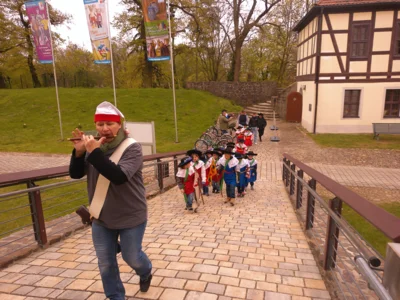 Mit fr&ouml;hlicher Fl&ouml;tenmusik geht&acute;s viel leichter.  (Bild vergr&ouml;&szlig;ern)