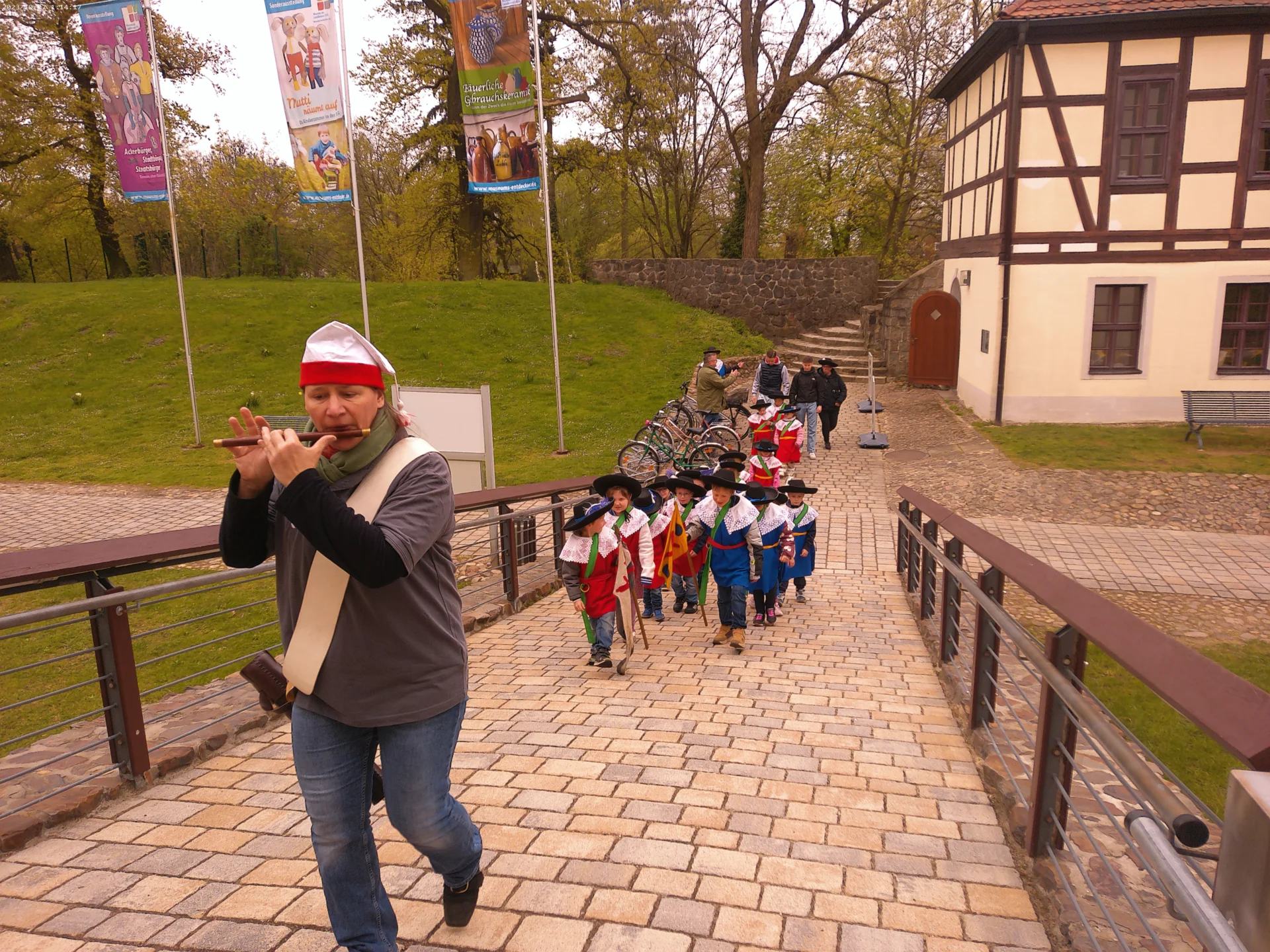 Bild: Mit fröhlicher Flötenmusik geht´s viel leichter.