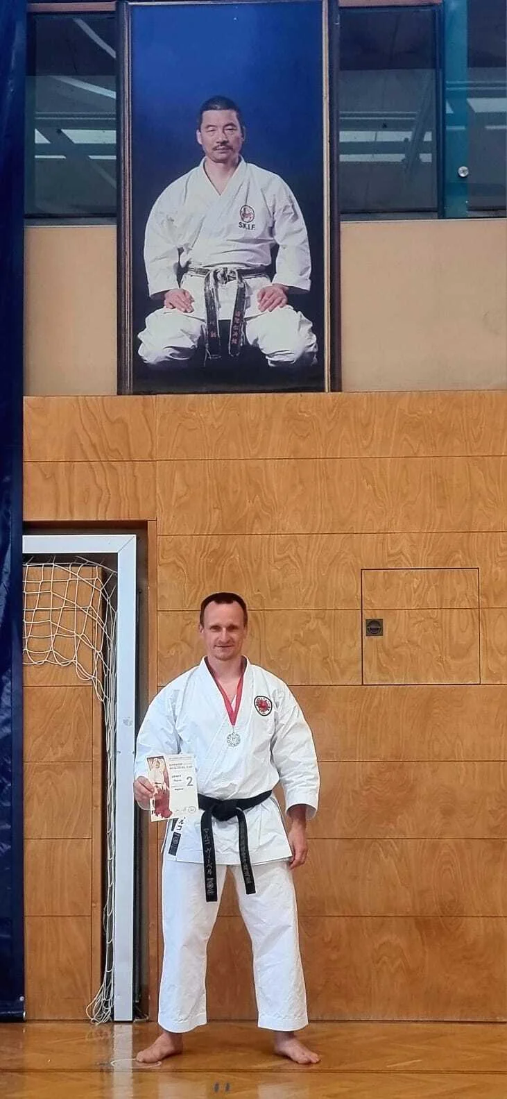 Bild: Erfolgreicher Marco mit Urkunde und Medaille