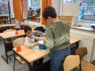 In Partnerarbeit bekommt die Trommel das Trommelfell.  (Bild vergr&ouml;&szlig;ern)