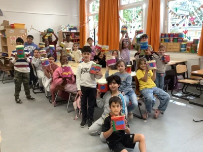 Stolz zeigen die Kinder ihre fertigen Trommeln.  (Bild vergr&ouml;&szlig;ern)
