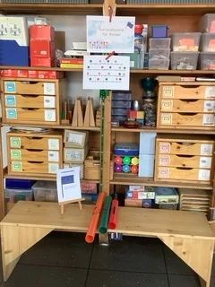 Die Europahymne gibt es auch mit einem Kindertext und einer einfachen Boomwhacker-Begleitung.  (Bild vergr&ouml;&szlig;ern)