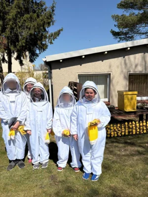 Fotoalbum Gold aus dem Bienenstock- Schülerinnen und Schüler schleudern ihren ersten eigenen Honig in diesem Schuljahr