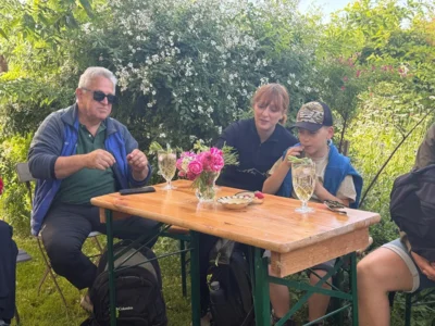 In gem&uuml;tlicher Runde  (Bild vergr&ouml;&szlig;ern)