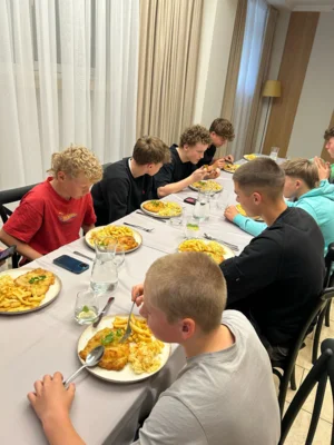 Verpflegt werden die Jugendlichen in der Unterkunft. Schnitzel und Pommes - was will man mehr.  (Bild vergr&ouml;&szlig;ern)