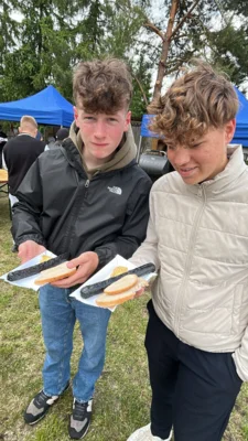 Interessant war auch das Essen - etwa eine verbrannte Wurst?  (Bild vergr&ouml;&szlig;ern)