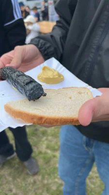 Nein, diese Bratwurst ist tats&auml;chlich von innen und au&szlig;en schwarz... und sehr lecker!  (Bild vergr&ouml;&szlig;ern)