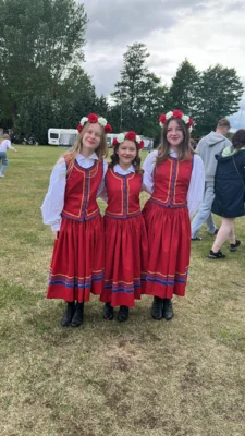 Ziel der Bootstour war ein polnisches Kinderfest. Hier gab es erste Ber&uuml;hrungen mit der Tradition in Masuren.  (Bild vergr&ouml;&szlig;ern)