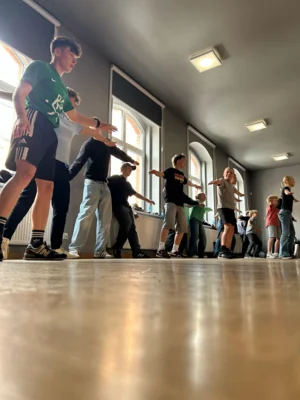 Am Dienstag wurde es musikalisch. Im Kulturzentrum gab es einen Tanzkurs.  (Bild vergr&ouml;&szlig;ern)