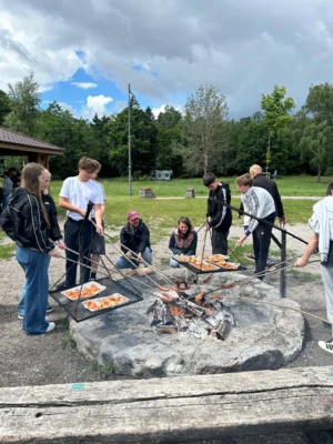 Gemeinsames Grillen am Lagerfeuer.  (Bild vergr&ouml;&szlig;ern)