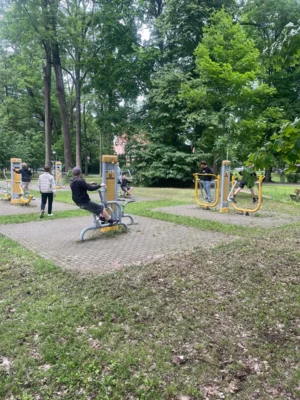 Nach dem Fest am Bruno-Kreuz ging es &uuml;ber einen Fitnessparcours zur&uuml;ck in die Stadt...  (Bild vergr&ouml;&szlig;ern)
