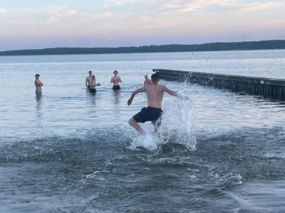 Am Abend konnten die Teilnehmer dann endlich auch den See genie&szlig;en.  (Bild vergr&ouml;&szlig;ern)