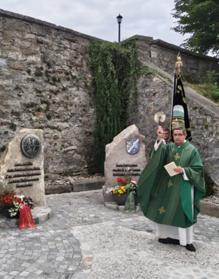Pfarrvikar Anton Kopp erteilte der neuen gemeinsamen Gedenkst&auml;tte der Freiwilligen Feuerwehr Moosbach und der Edelwei&szlig;sch&uuml;tzen Gottes Segen.  (Bild vergr&ouml;&szlig;ern)