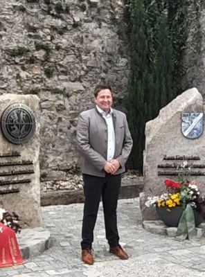 B&uuml;rgermeister Andreas Eckl freute sich &uuml;ber den Zusammenhalt der beiden Vereine und das gelungene Gemeinschaftsprojekt zu Ehren der verstorbenen Mitglieder.  (Bild vergr&ouml;&szlig;ern)