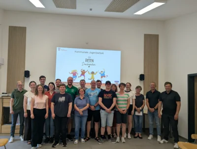 &bdquo;Mitanand fia d&acute;Jugend: Weil jeder Beitrag z&auml;hlt!&ldquo; lautet das neue Motto in der Jugendarbeit der Gemeinde Prackenbach. Beim Jugendleitertreffen wurde unter anderem die Organisation des gro&szlig;en Ferienprogramms begonnen.  (Bild vergr&ouml;&szlig;ern)