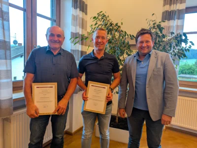 Verst&auml;rkung beim Eheschlie&szlig;en: B&uuml;rgermeister Andreas Eckl (r.) &uuml;berreichte an seine beiden Stellvertreter, Eberhard Prei&szlig; (l.) und Matthias Schedlbauer, die Urkunde zur Ernennung zu Eheschlie&szlig;ungsstandesbeamten.  (Bild vergr&ouml;&szlig;ern)