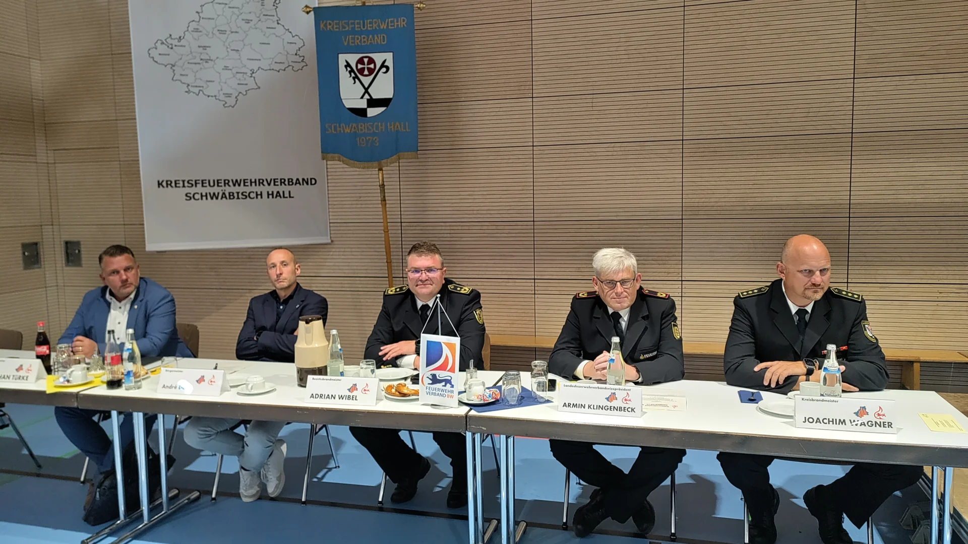 Bild: Bürgermeister Stephan Türke, Bürgermeister André Dörr, Bezirksbrandmeister Adrian Wibel, Armin Klingenbeck und stv. Vorsitzender KFV Joachim Wagner.