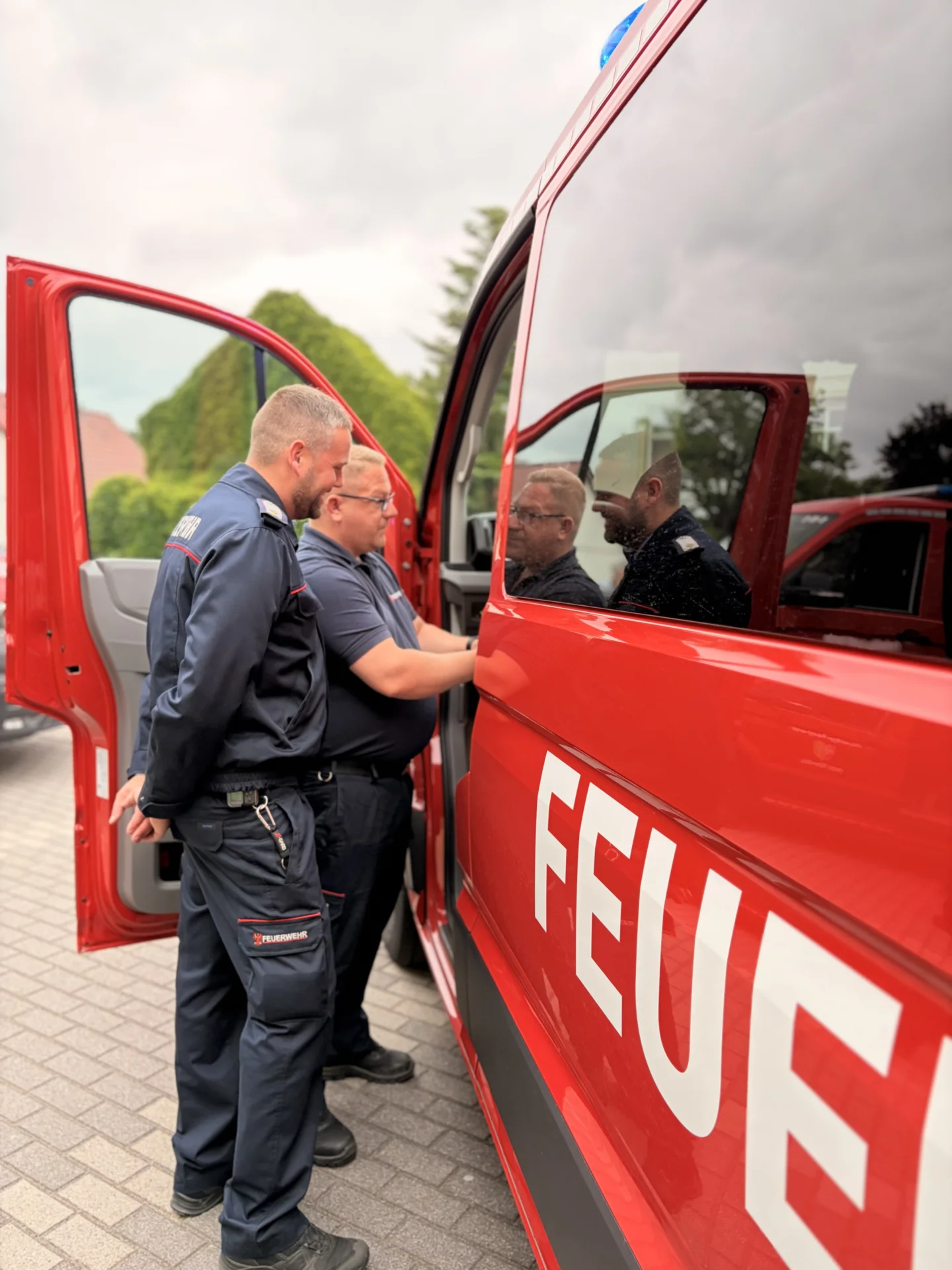 Bild: Erste Einblicke Amtsbrandmeister Sebastian Giesert mit Paul Hampel