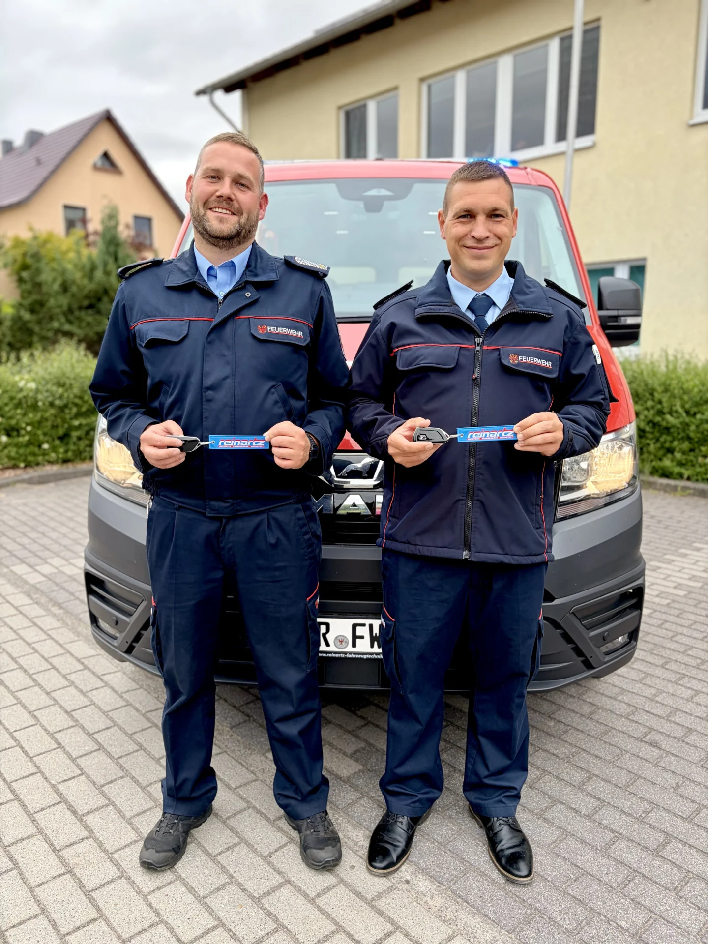 Bild: Schlüsselübergabe an die Ortswehrführer Paul Hampel (li ) und Robert Krause (re.)