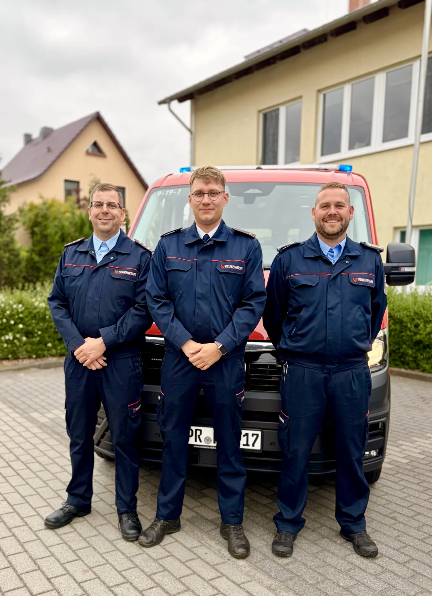 Bild: Stolz auf das neue Mannschaftstransportfahrzeug Mathias Pirk, Steve Schnackertz und Paul Hampel v.l.n.r.