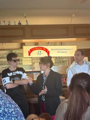 Der Dorfverein Hagengrub hat Laienschauspieler aufgerufen, sich am Krimidinner zu beteiligen. Der erste Termin war nach Kurzem ausverkauft.  (Bild vergr&ouml;&szlig;ern)