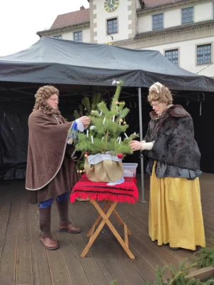10 Weihnachtsbaum historisch geschm&uuml;ckt  (Bild vergr&ouml;&szlig;ern)