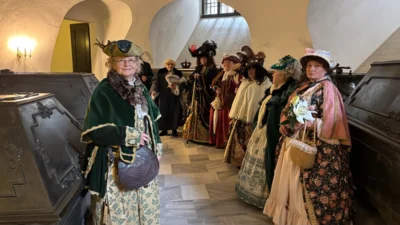 01 In kleiner Runde in der Gruft  (Bild vergr&ouml;&szlig;ern)