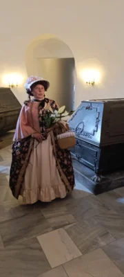 03 ... und Gr&auml;fin zu K&ouml;stritz hat die Blumen f&uuml;r die Herzkapsel  (Bild vergr&ouml;&szlig;ern)