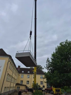 Unser neues Kneippbecken fliegt bald &uuml;ber das Schulhaus.  (Bild vergr&ouml;&szlig;ern)