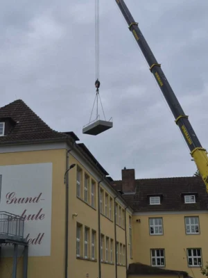 Unser neues Kneippbecken fliegt bald &uuml;ber das Schulhaus.  (Bild vergr&ouml;&szlig;ern)