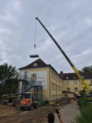 Unser neues Kneippbecken fliegt bald &uuml;ber das Schulhaus.  (Bild vergr&ouml;&szlig;ern)