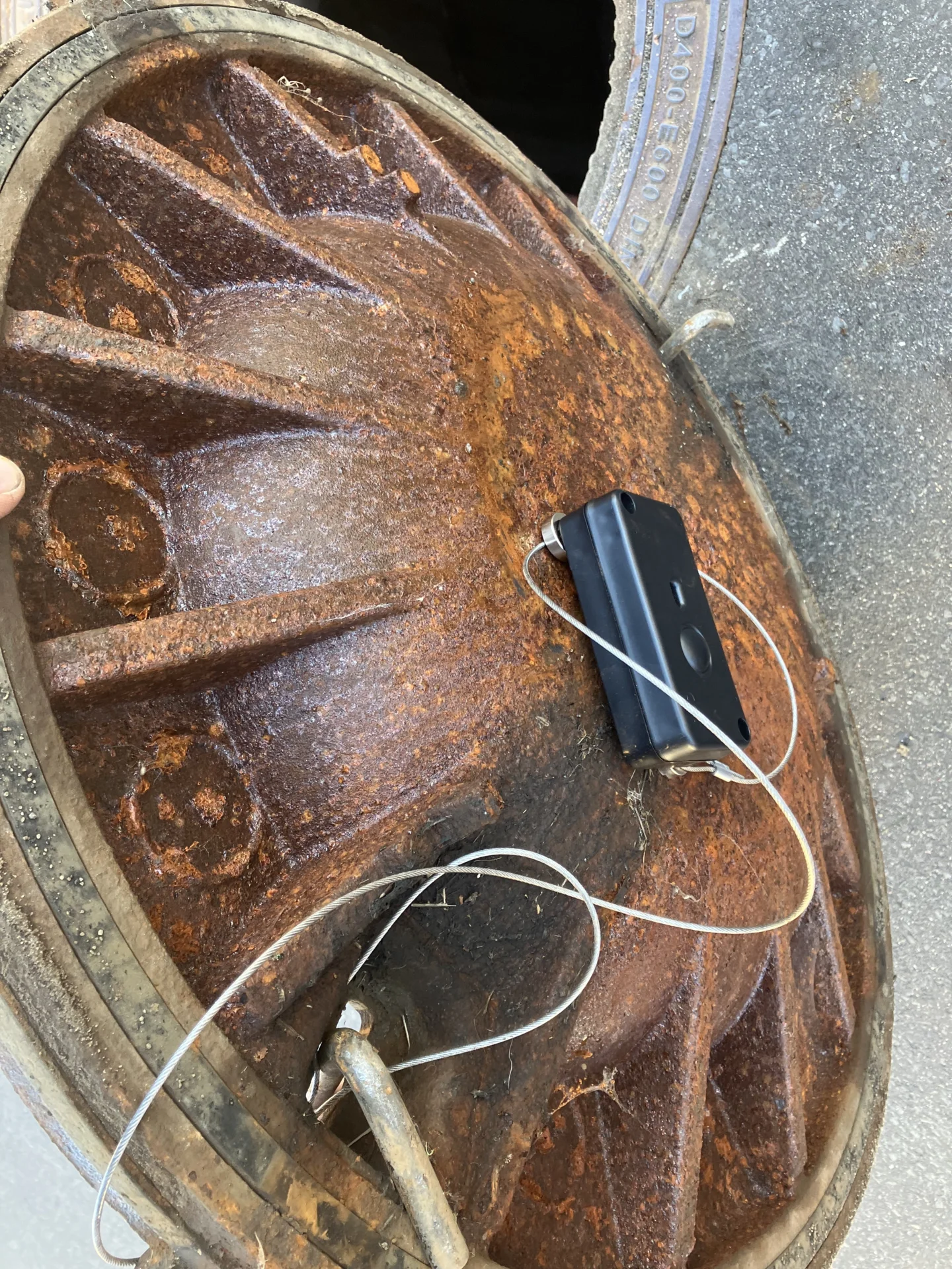 Bild: Ein Sensor an einem Kanaldeckel, der Abflussmengen misst. Foto: Landkreis Fulda